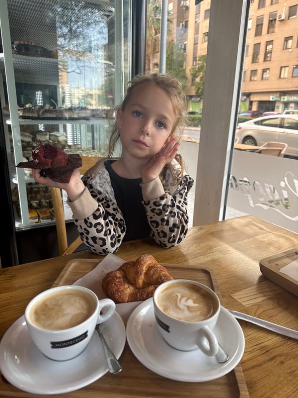 Spring afternoon moments captured across Valencia cafés and streets