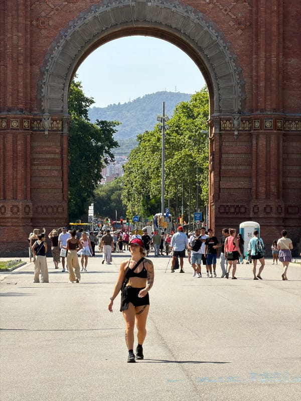 Afternoon around Arc de Triomf, Barcelona — streets, food, and groups