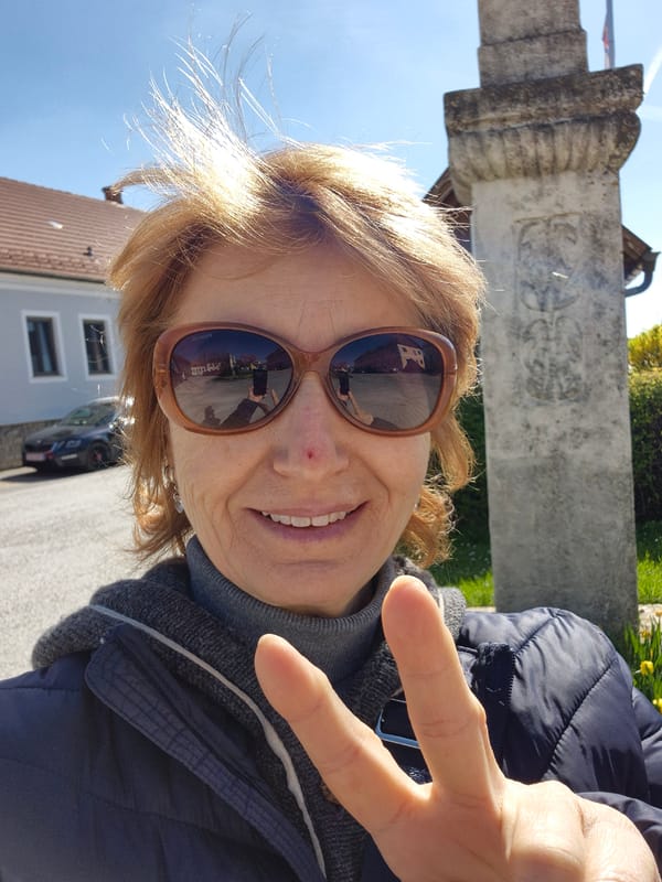 Woman documents Austria visit with selfie and German text
