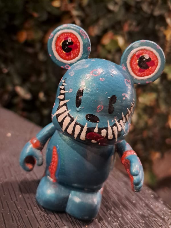 Blue mouse-like toy figure spotted in Vicente López