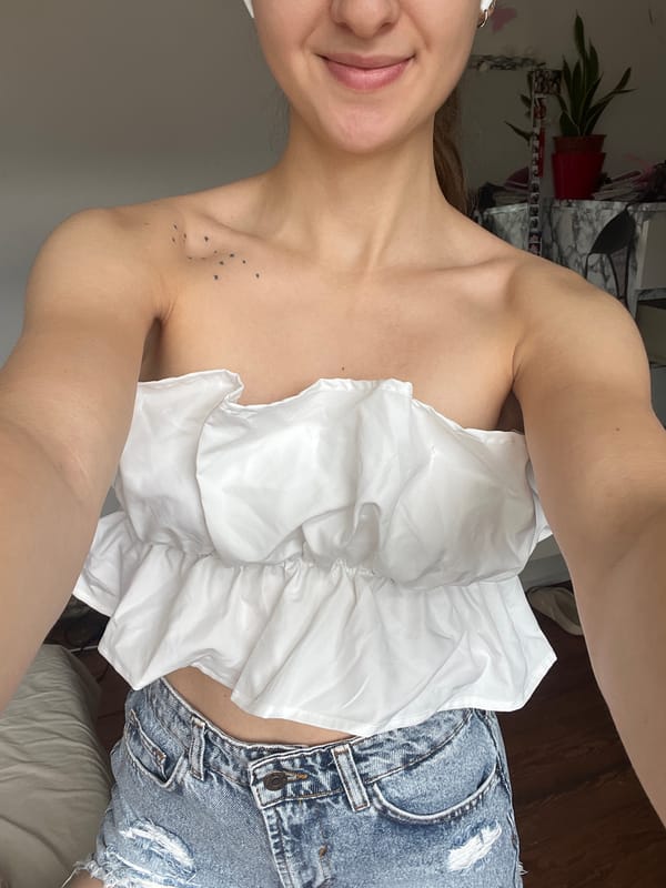 Woman takes mirror selfies in Saarbrücken apartment