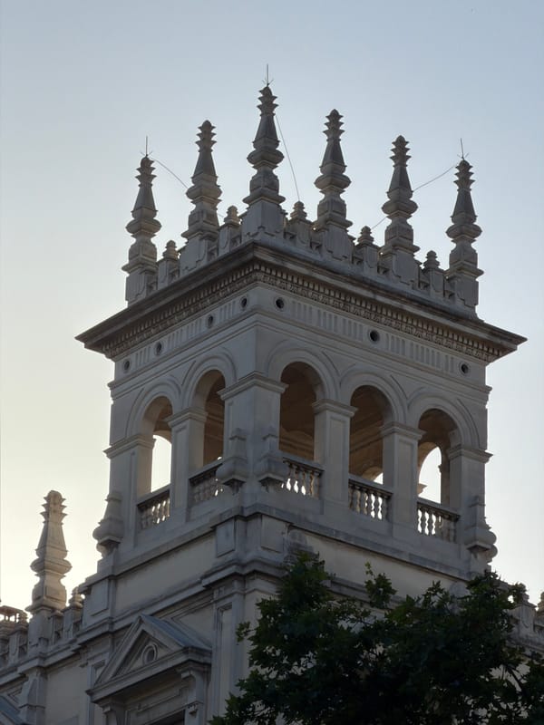 Witness documents ornate Barcelona building facade in afternoon photography session