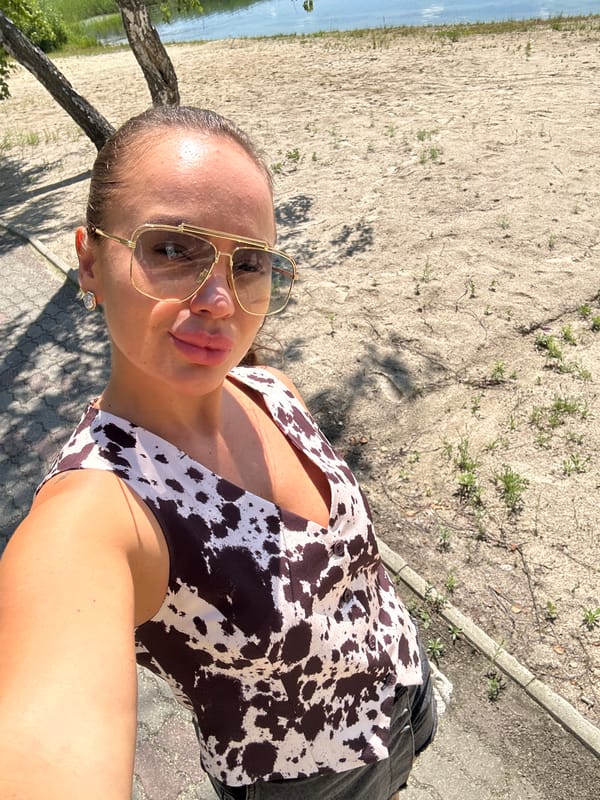Morning at Duvankul' lake: paddleboard, docks, and lakeside selfies