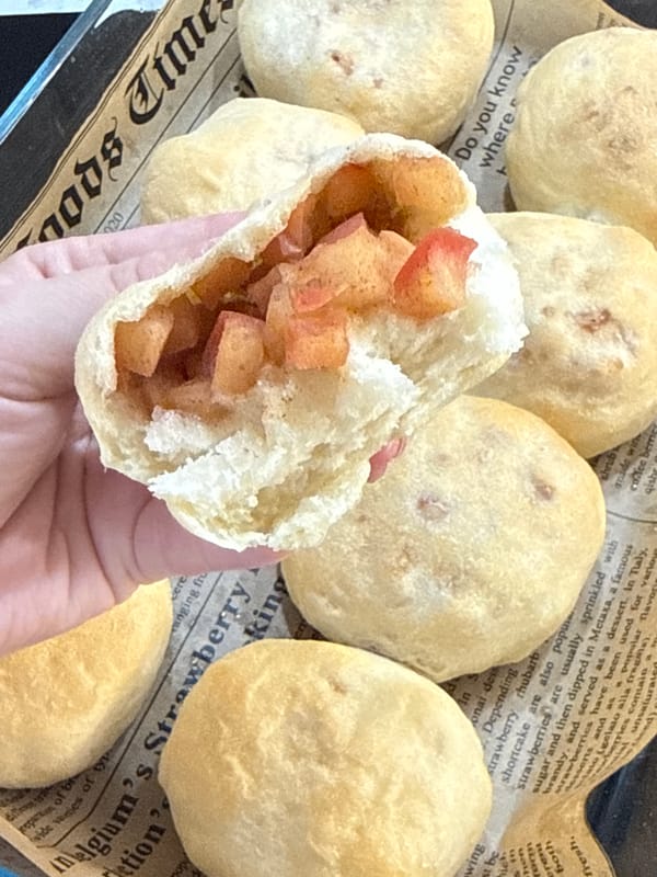 Home baker uses newspaper to bake rolls in Lyubertsy