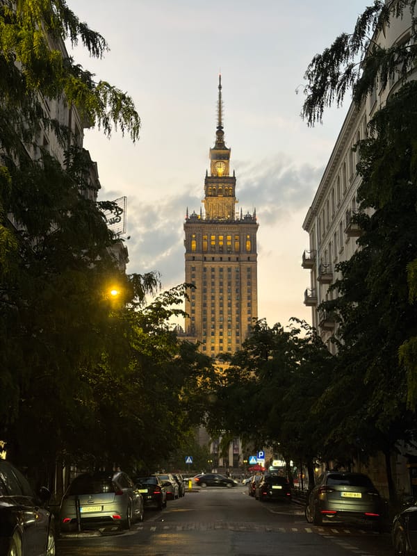 Warsaw Palace views and bathroom selfies documented by witness