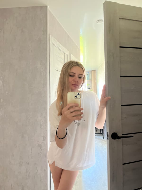 Woman documents early morning routine in Chaikovsky bathroom selfies