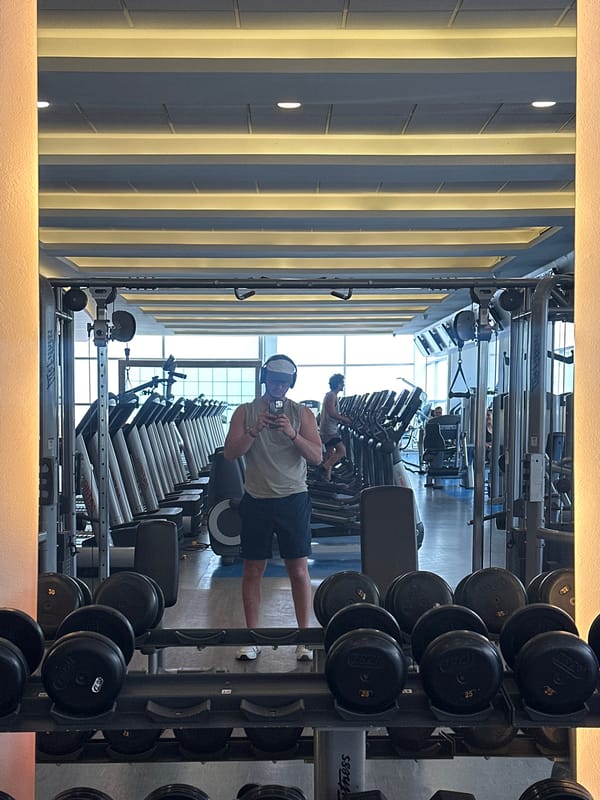 Gym selfie captured at Mexico City fitness center