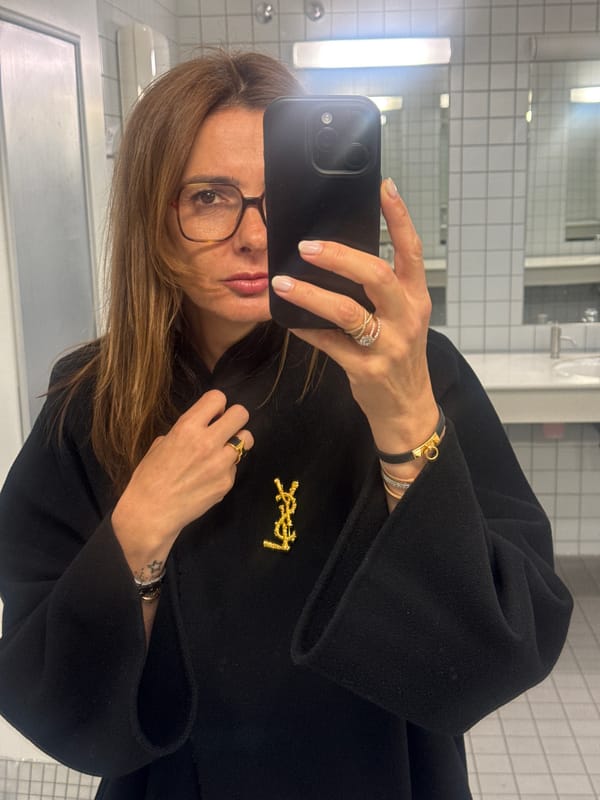 Woman takes bathroom selfies in Munich over 27-minute period