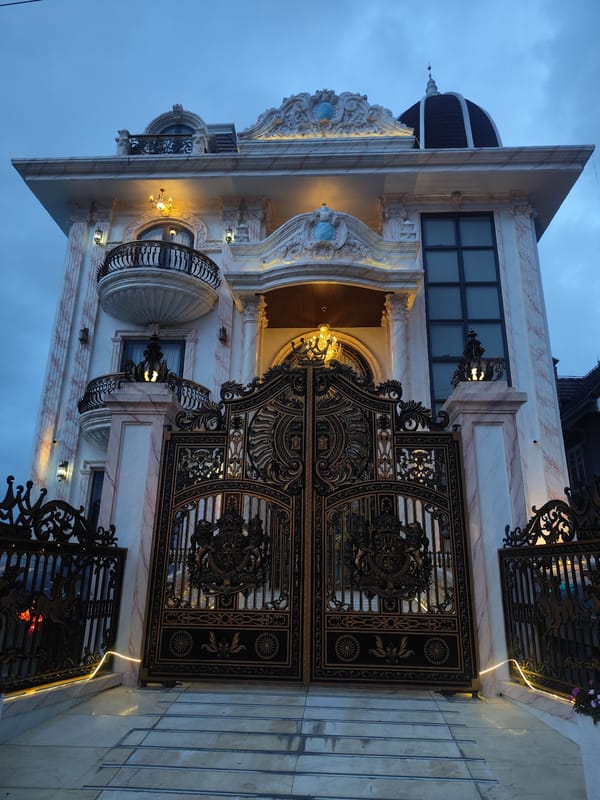 Đà Lạt's ornate villas and street life across two districts