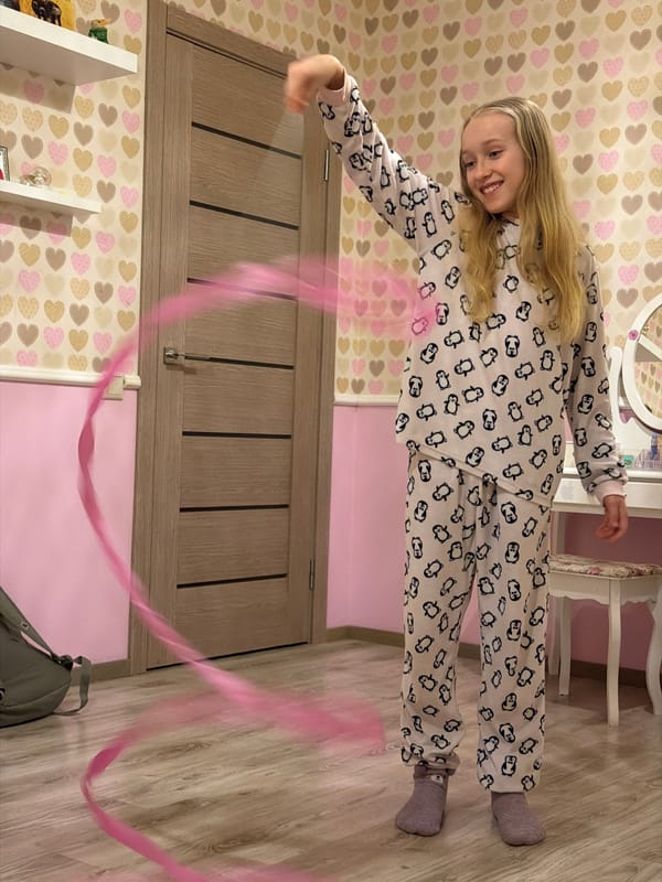 Nature observations captured in Dreiliņi: cat, birds, full moon