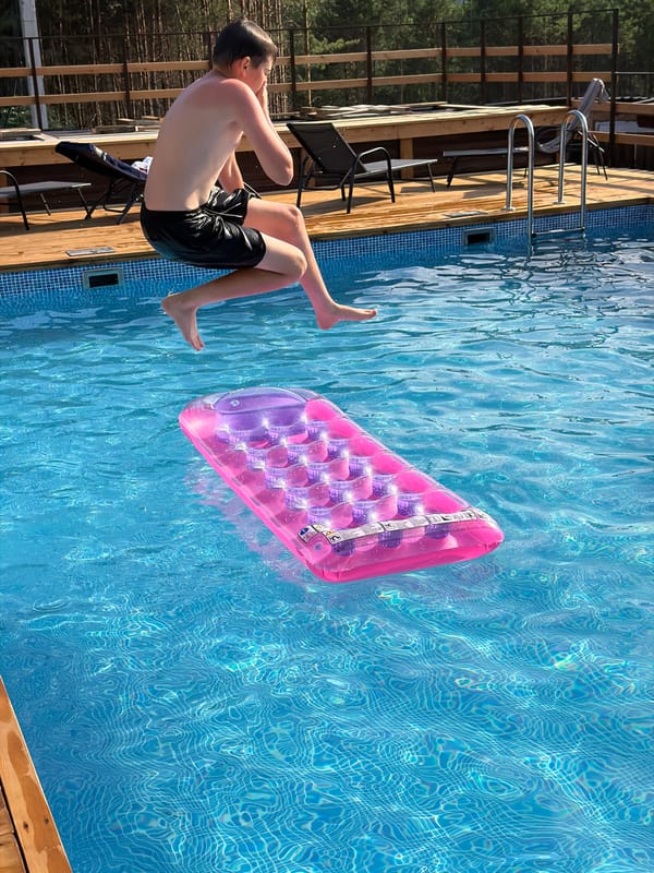 Summer pool day at an Altai resort in Elekmonar