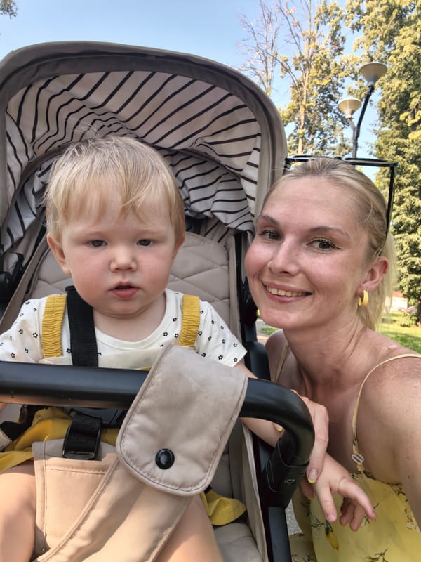 Sunny park afternoon in Sterlitamak, selfies and stroller moments