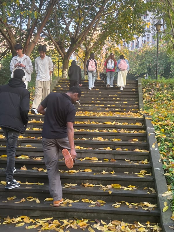 Autumn street scenes captured in Jiangjin, China