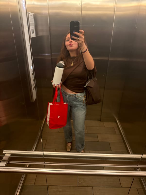 Woman takes elevator selfie in Mexico City