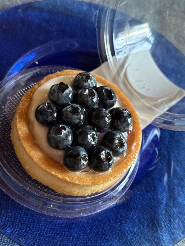 Morning moments: blueberry tart and bedroom mirror selfie in Reutov