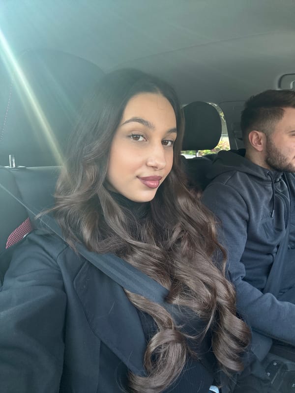 Woman photographed in Audi passenger seat in Mönchengladbach