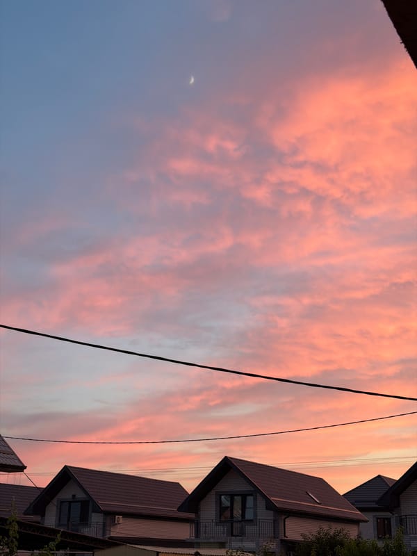 Rossiyskiy neighborhood catches a striking summer sunset