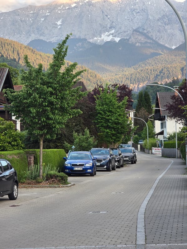 Evening stroll captures Alpine charm in Garmisch-Partenkirchen