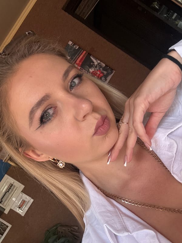 Ten selfies, one look, ninety seconds apart