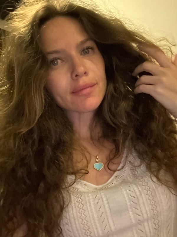 Woman documents evening at Dubai beachfront resort with selfies