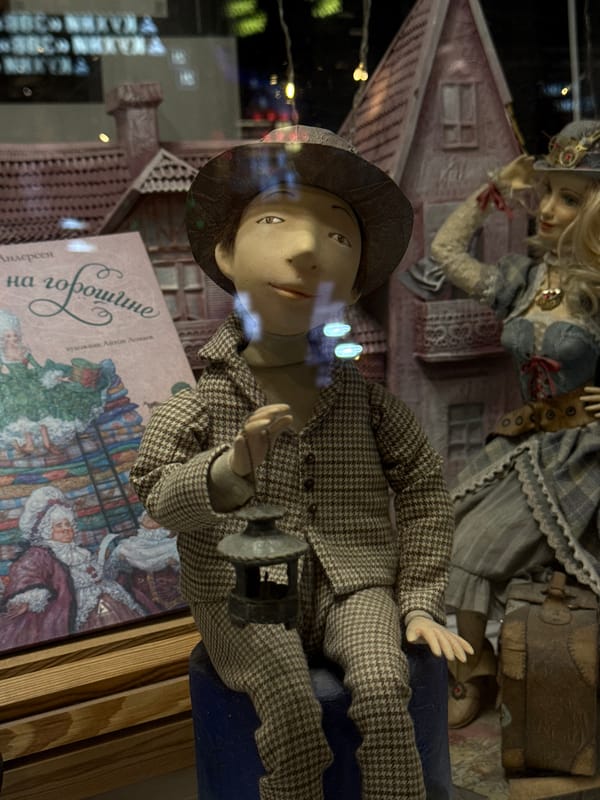 Window displays and street art documented in Moscow
