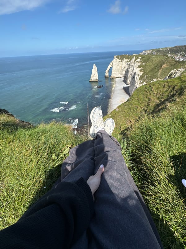 Tourist enjoys clifftop views during Étretat visit