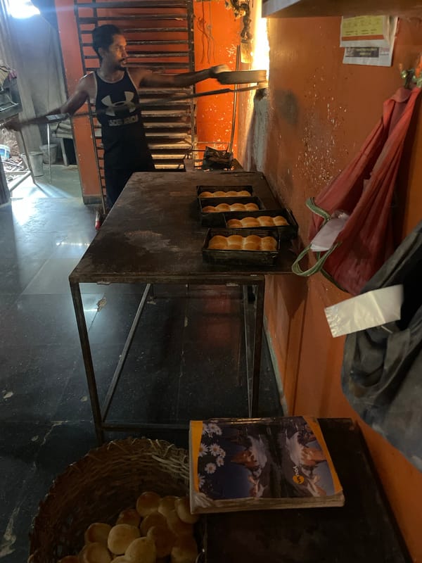 Man works with metal structure on street in Oxel