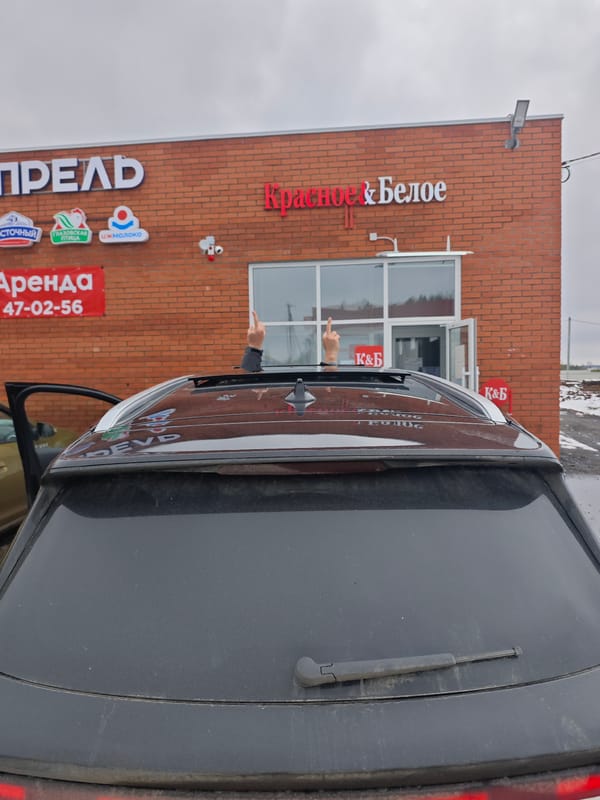 SUV occupants make obscene gesture outside Russian store