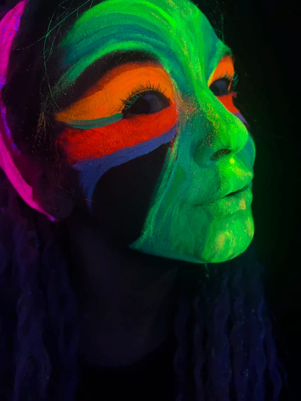 UV body art display documented in Noviy, Russia