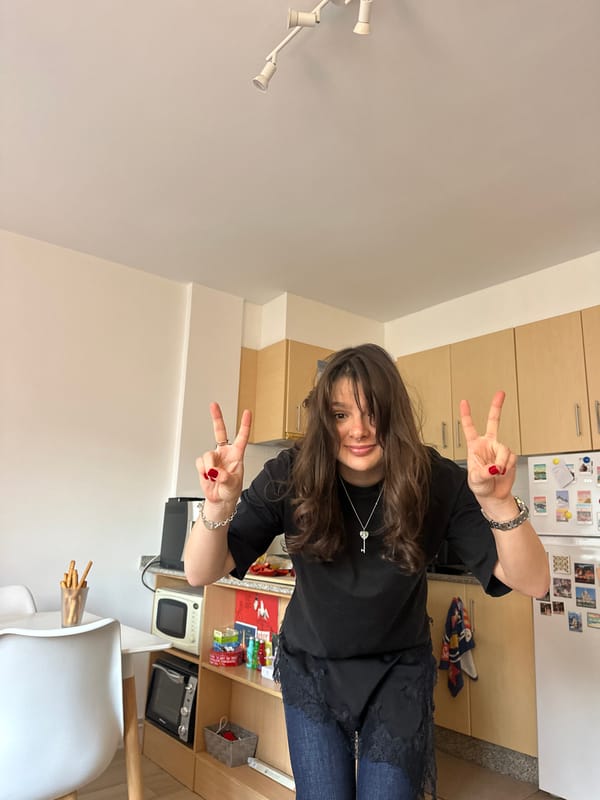 Woman spotted in decorated kitchen in Santiago de Compostela