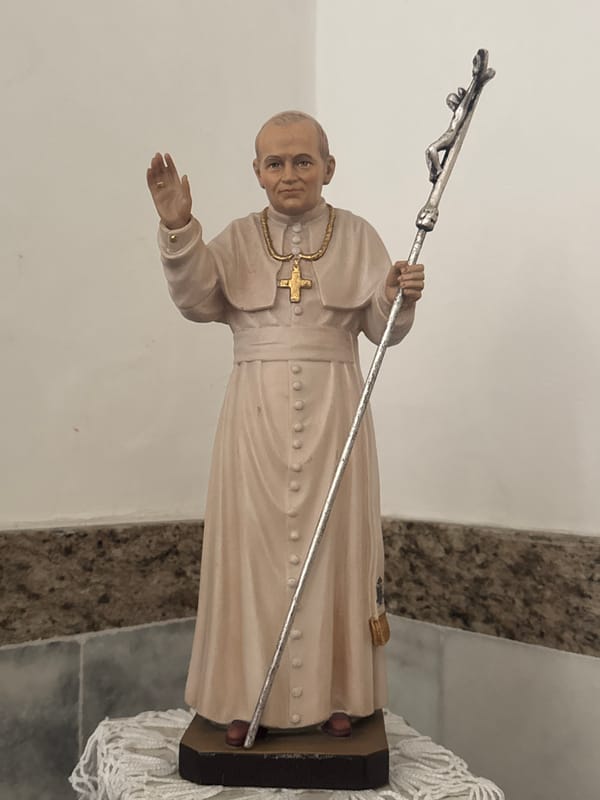 Inside a Niterói church: statues, altars, and religious art