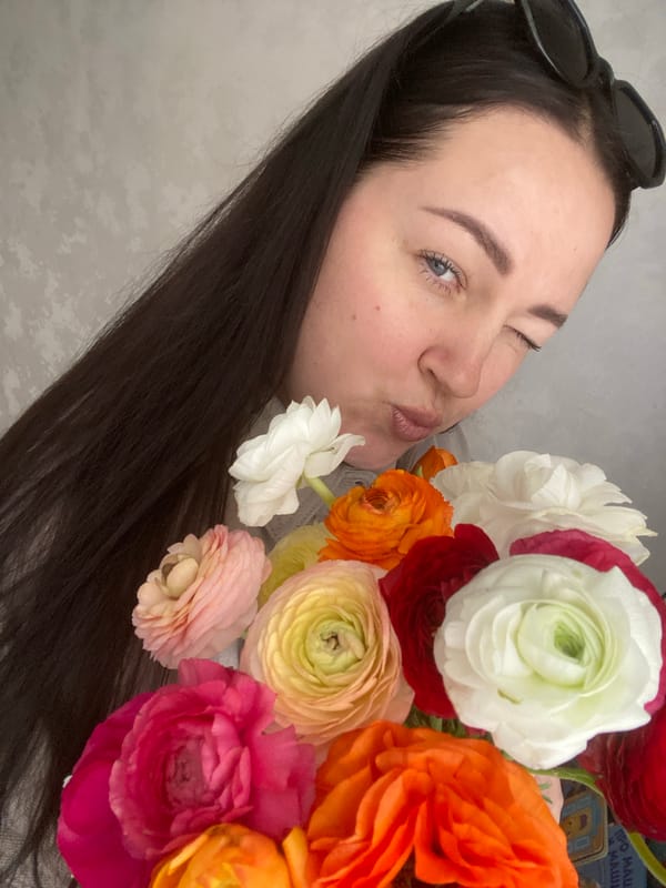 Woman documents morning routine with flowers, selfies in Sochi