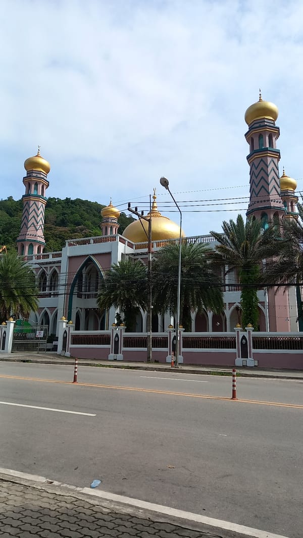 Van breakdown draws help near Thai mosque in Ban Ao Nang