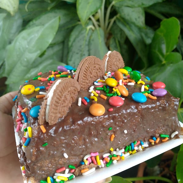 Everyday objects photographed in Venezuelan town over two hours