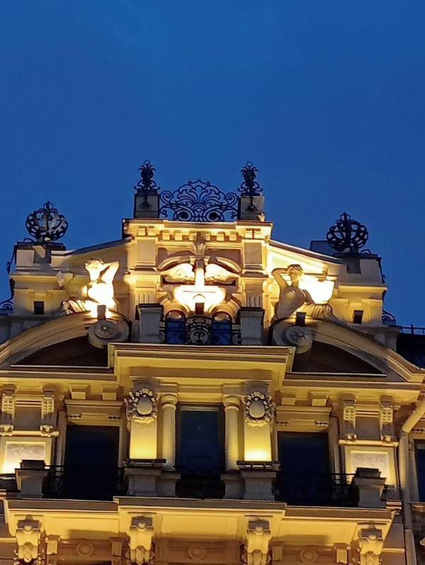 Saint Petersburg street evening: architecture, a cat, and quirky decor