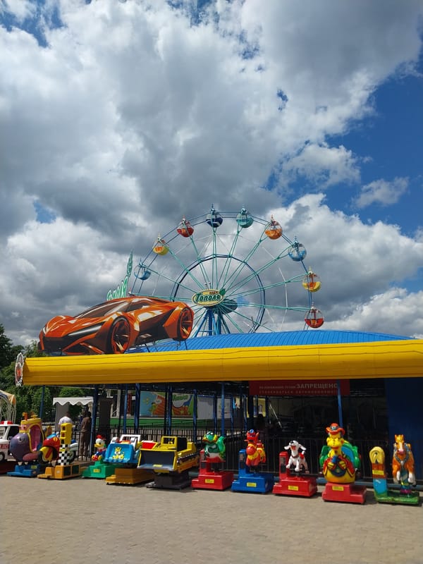 Morning scenes captured at Orenburg amusement park and gardens