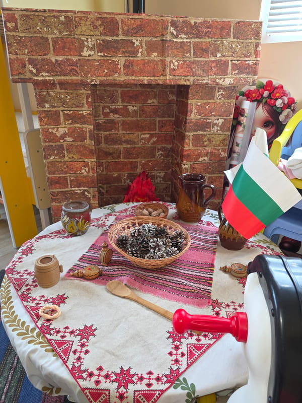 Homemade decorations and toy displays documented by witnesses