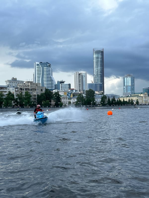 Water sports demonstration draws crowds in Yekaterinburg amid concert event
