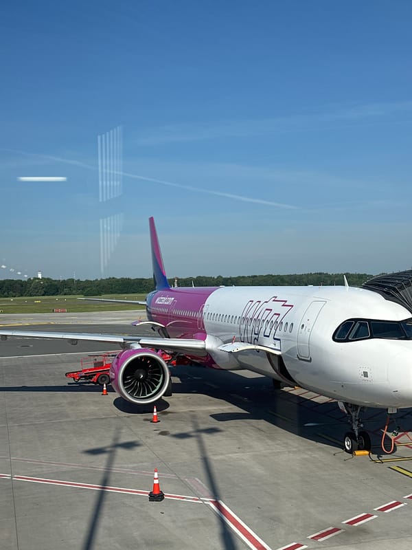 Morning airport operations documented at Hamburg Germany