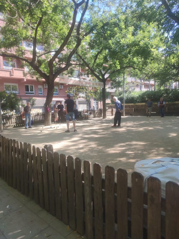 Petanque game draws players to Barcelona court