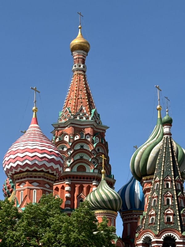 Morning tourism and memorials captured around Moscow's Red Square