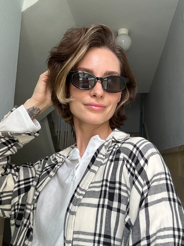 Quick selfie session in Kiel, same outfit, multiple angles