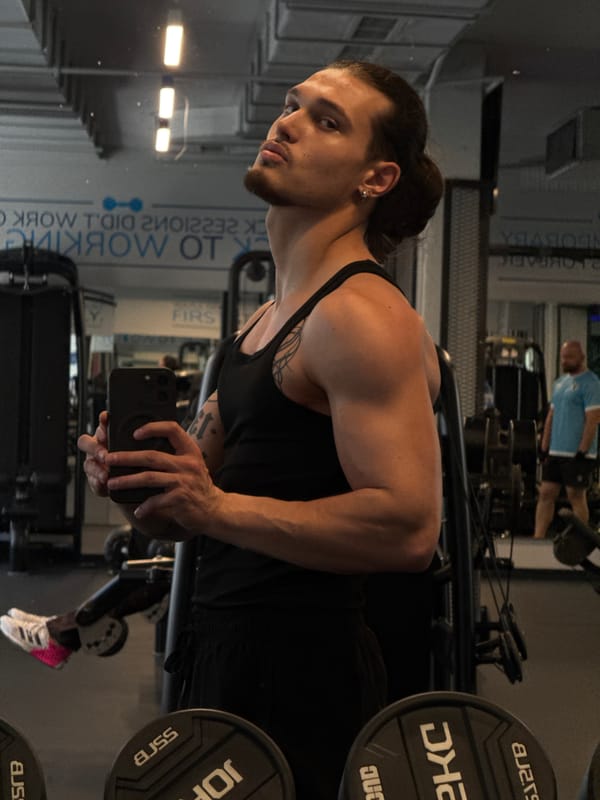 Gym mirror selfies at a Sofia fitness center