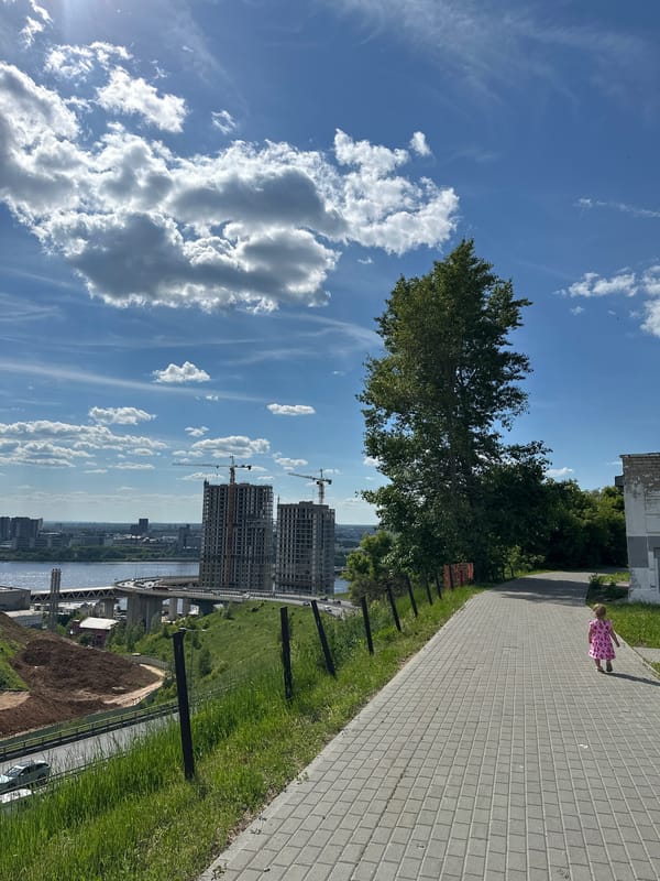 Family outing captured along Nizhny Novgorod's Fedorovsky Embankment