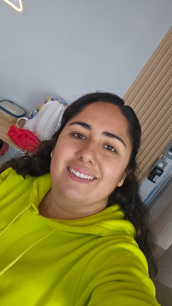 Woman spotted at Puebla cafe in casual moments