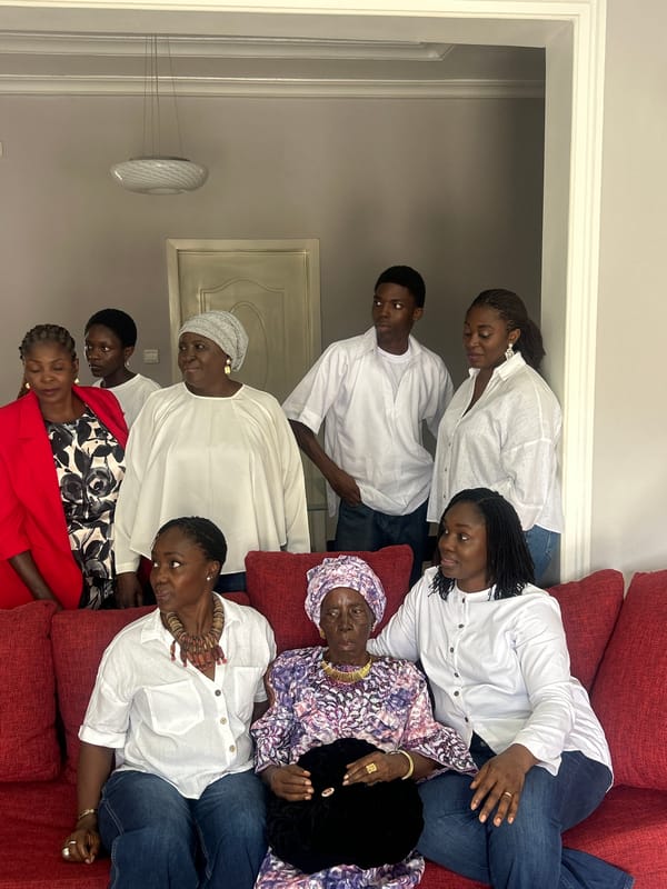 Group portrait session on a red couch in Jos home