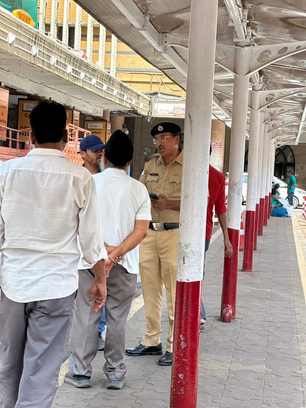 Morning commute and railway scenes captured across Mumbai