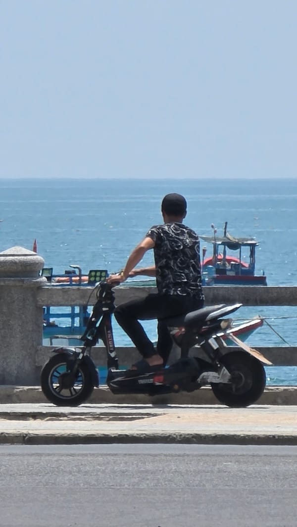 Early morning scooter activity documented in Bắc Nha Trang