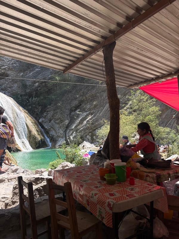 Afternoon gathering at San Miguel Atlapulco waterfall draws visitors, vendors