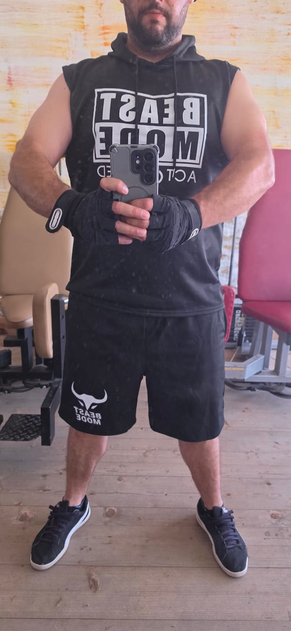 Gym-goer takes mirror selfies in workout gear in Rudozem